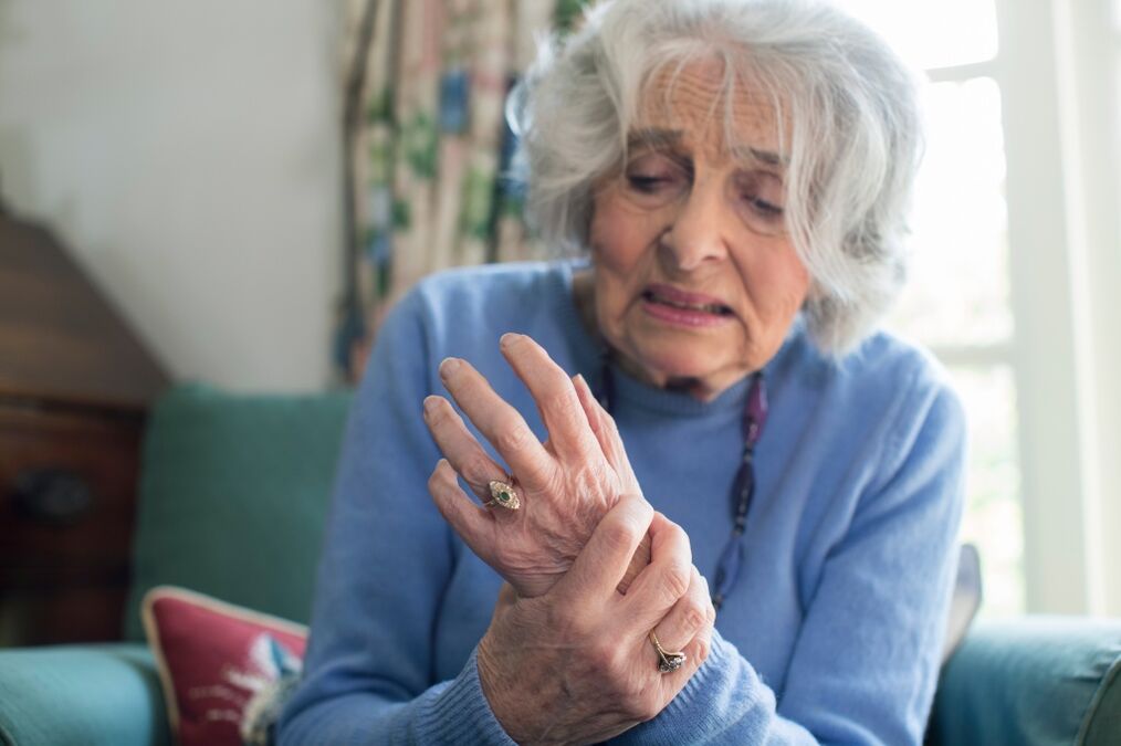 a kezek ízületeinek artrózisa egy idős nőnél