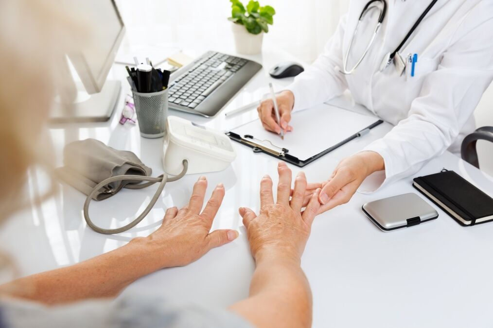 orvos megvizsgálja az arthrosisos kezeket